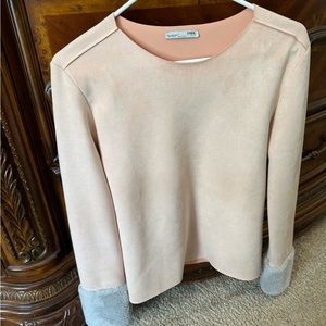 Long sleeve top with fur on the wrist